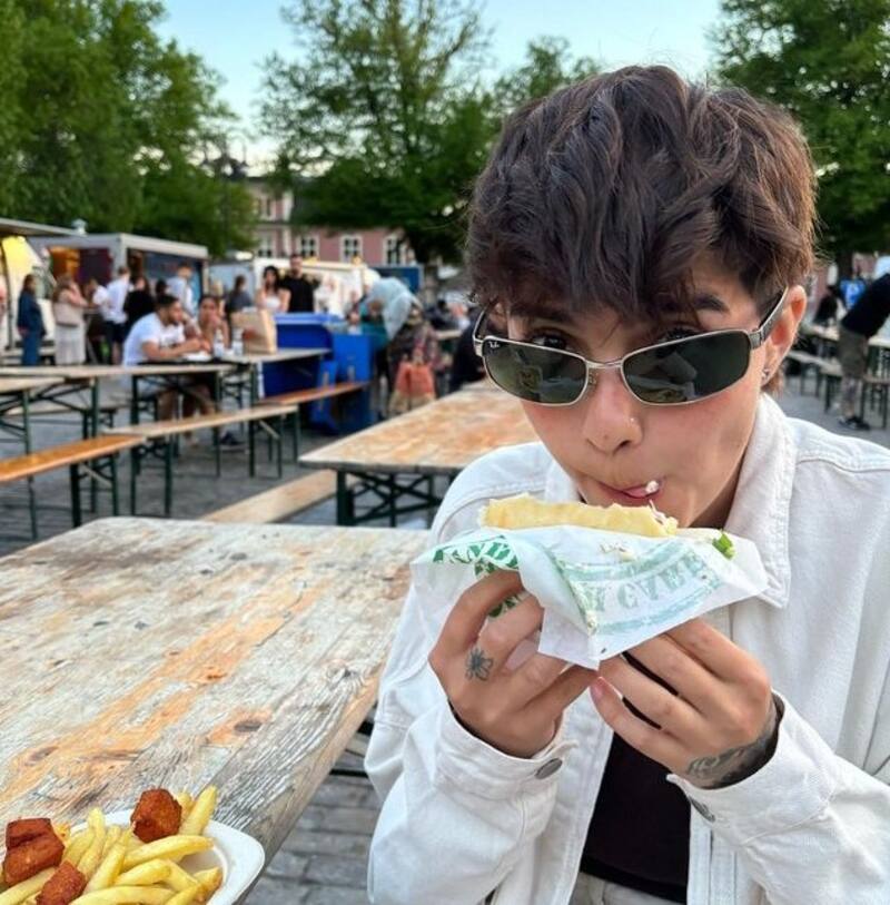 Eva Gómez apostó por un look moderno y cómodo. Créditos: Instagram