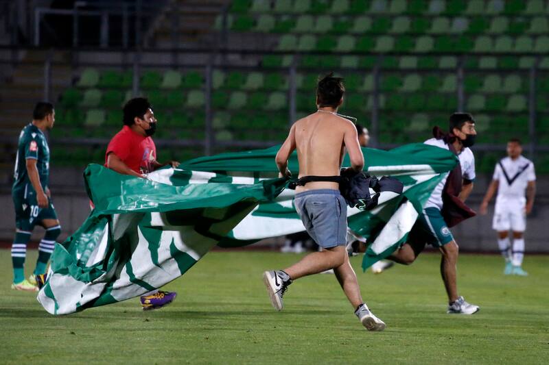 Hinchas de Wanderers interrumpieron la última práctica del Decano previo al partido contra Unión San Felipe.