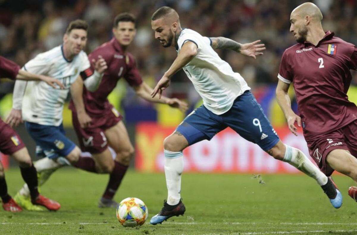 Darío Benedetto se ganó las burlas luego de que esta jugada con Messi se hiciera viral