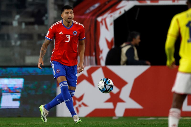 El futbolista Guillermo Maripán defendiendo a Chile en partido contra Colombia.