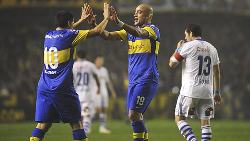 Santiago Silva y Juan Román Riquelme en la semifinal de ida entre Boca Juniors y Universidad de Chile por Copa Libertadores.