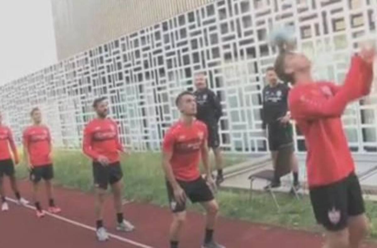 "12 cabezas": El nuevo desafío viral que realizaron jugadores del Stuttgart