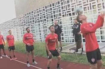 "12 cabezas": El nuevo desafío viral que realizaron jugadores del Stuttgart