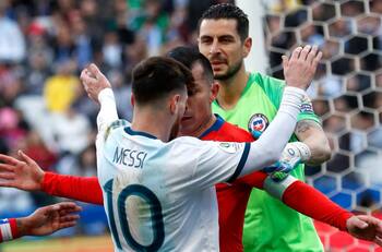 "Leo no estaba para ser expulsado": La reacción en redes sociales tras el cruce de Medel con Messi