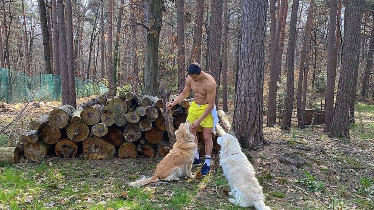 BBC destaca a Alexis Sánchez y sus perros en cuarentena