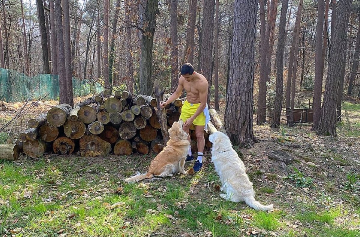 BBC destaca a Alexis Sánchez y sus perros en cuarentena