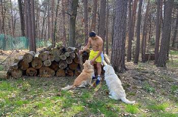 BBC destaca a Alexis Sánchez y sus perros en cuarentena