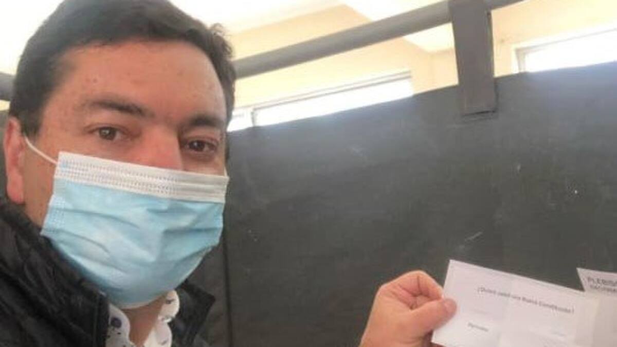 Podría ser sancionado: Diputado UDI compartió foto de su voto en Instagram