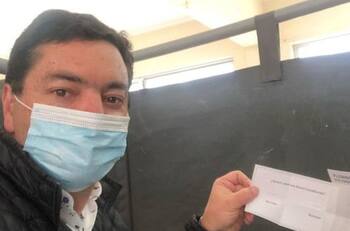 Podría ser sancionado: Diputado UDI compartió foto de su voto en Instagram