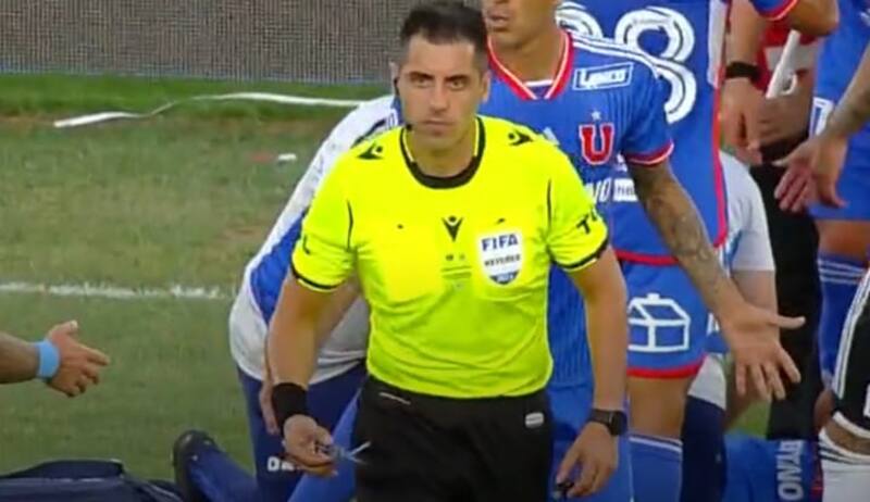 En el minuto 76' del Superclásico, cuando José Castro estaba lesionado, cayó a la cancha un arma cortopunzante.