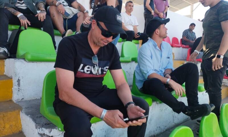 Gustavo Álvarez, entrenador de la U, sentado en el Estadio Municipal de La Cisterna. Foto: @alexanderbb25.