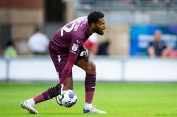 VÍDEO | Lawrence Vigouroux se lució atajando un penal en triunfo del Leyton Orient en Inglaterra