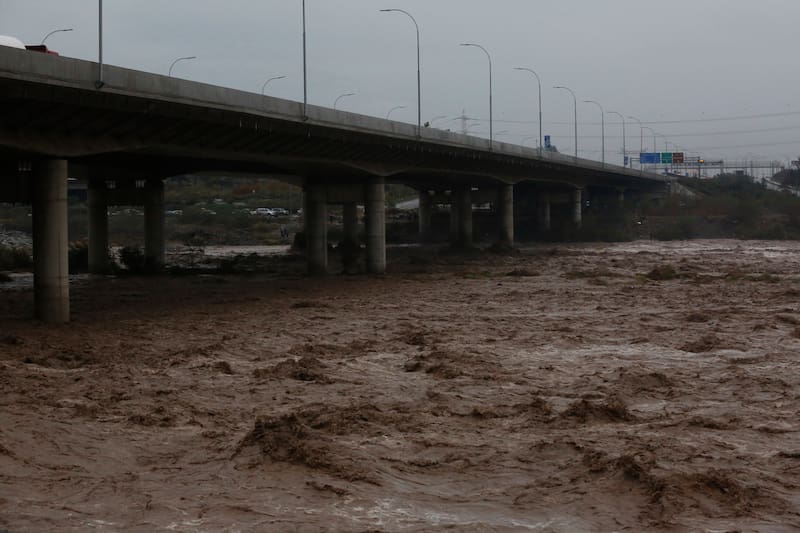 El Río Maipo se desbordó debido a las intensas lluvias.