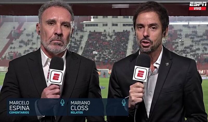 El ex jugador de Colo Colo hoy oficia en ESPN, donde comenta la Premier y la liga argentina. En la foto, junto al relator Mariano Closs.