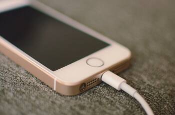 Carga el iPhone durante la noche y no creas en mitos que digan lo contrario