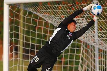 VIDEO| Julio Fierro subió espectacular atajada a Marcos Bolados en el entrenamiento de Colo Colo en Lima