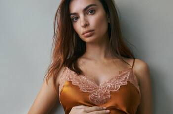 Emily Ratajkowski lució su avanzado embarazo arriba de un yate