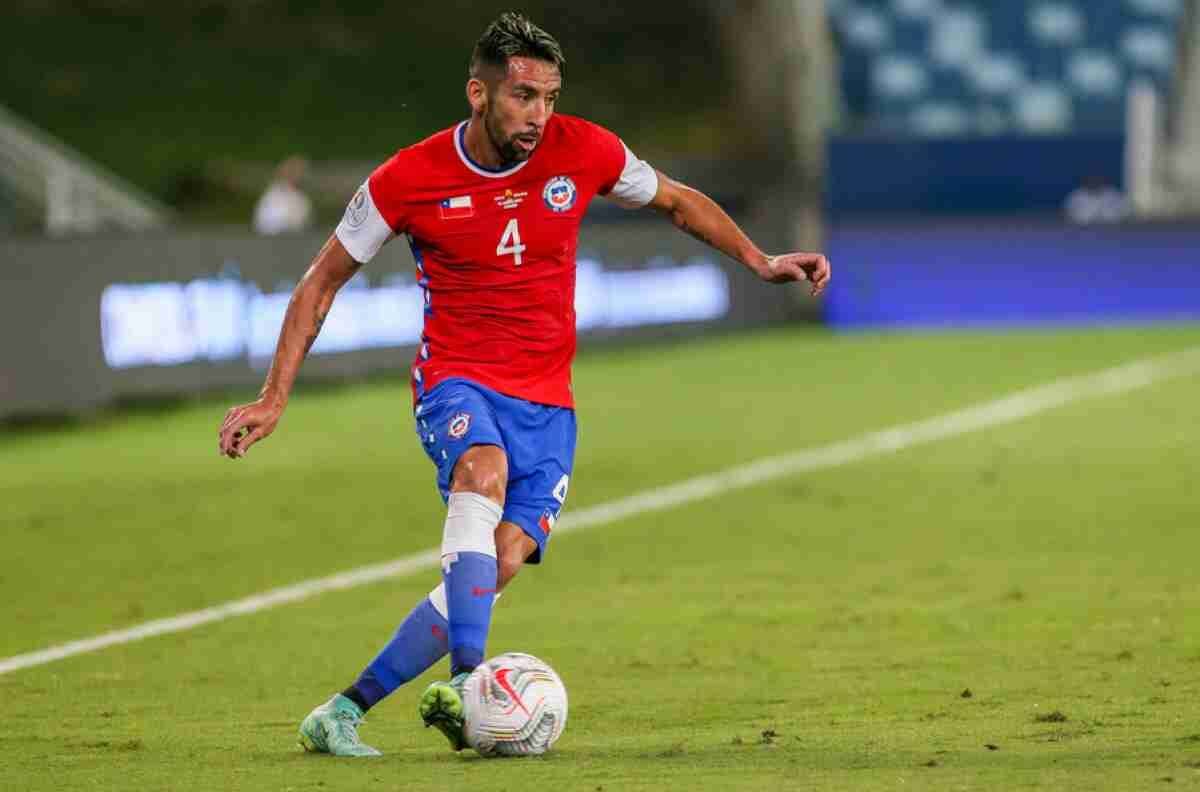 Mauricio Isla palpita el duelo entre Uruguay y La Roja: "Sabemos que nos tienen respeto"