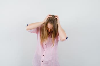 Esto es lo que se significa soñar con piojos, según la psicología