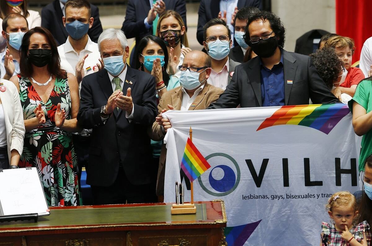 Piñera promulga el matrimonio igualitario: "La libertad se construye reconociéndonos como iguales"