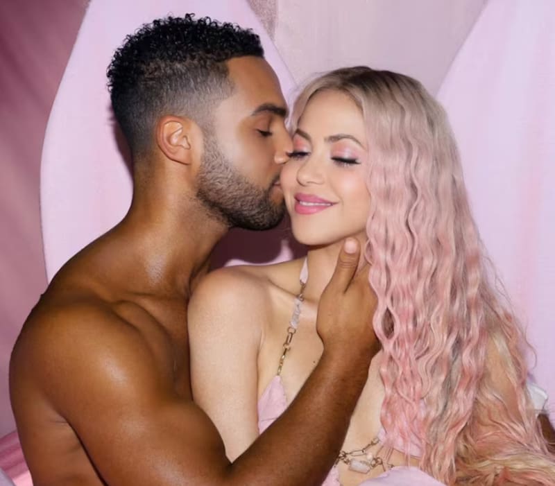 Lucien Laviscount junto a Shakira en una romántica postal para un video musical.