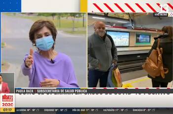 Con camisa en mano: Miguel Acuña y Ángeles Araya realizaron particular viaje a su local de votación