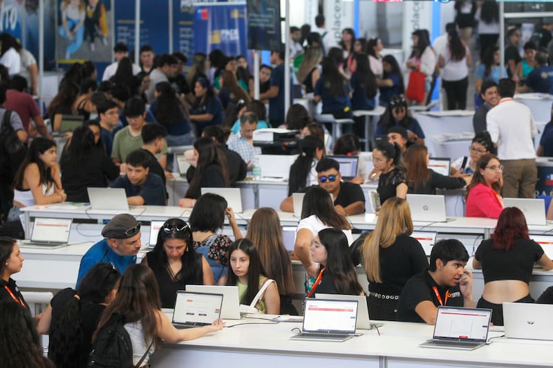 Chile lidera ranking de países con mayor alza de ingresos por estudios superiores.