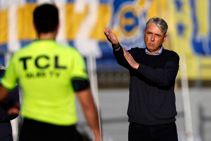 pidiendo mano en la última jugada del partido ante Everton. Foto: Agencia Aton.