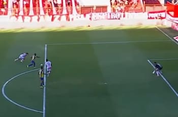 VIDEO | Brayan Cortés se luce en Argentina con esta tapada y es figura ante el Rosario de Vicente Pizarro