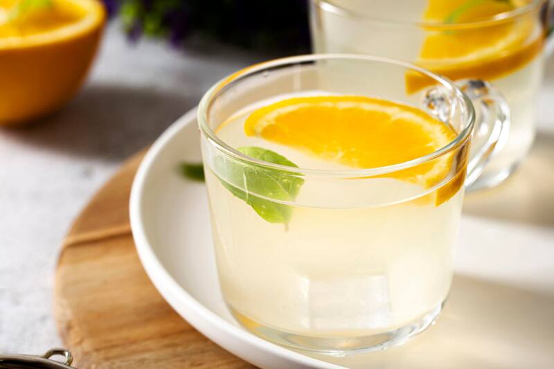 El limón con agua caliente podría mejorar la salud y el ánimo.