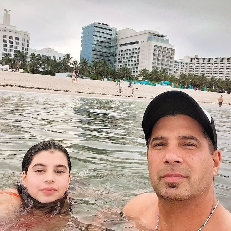 Julieta, la hija de Mario Velasco, ahora vive con su madre, Carolina Mestrovic, tras cinco años separadas.