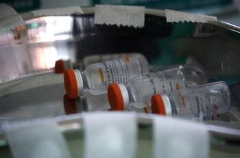 Vacuna china de Sinovac contra el COVID-19 presentó "muy buen perfil de seguridad" tras ensayos clínicos