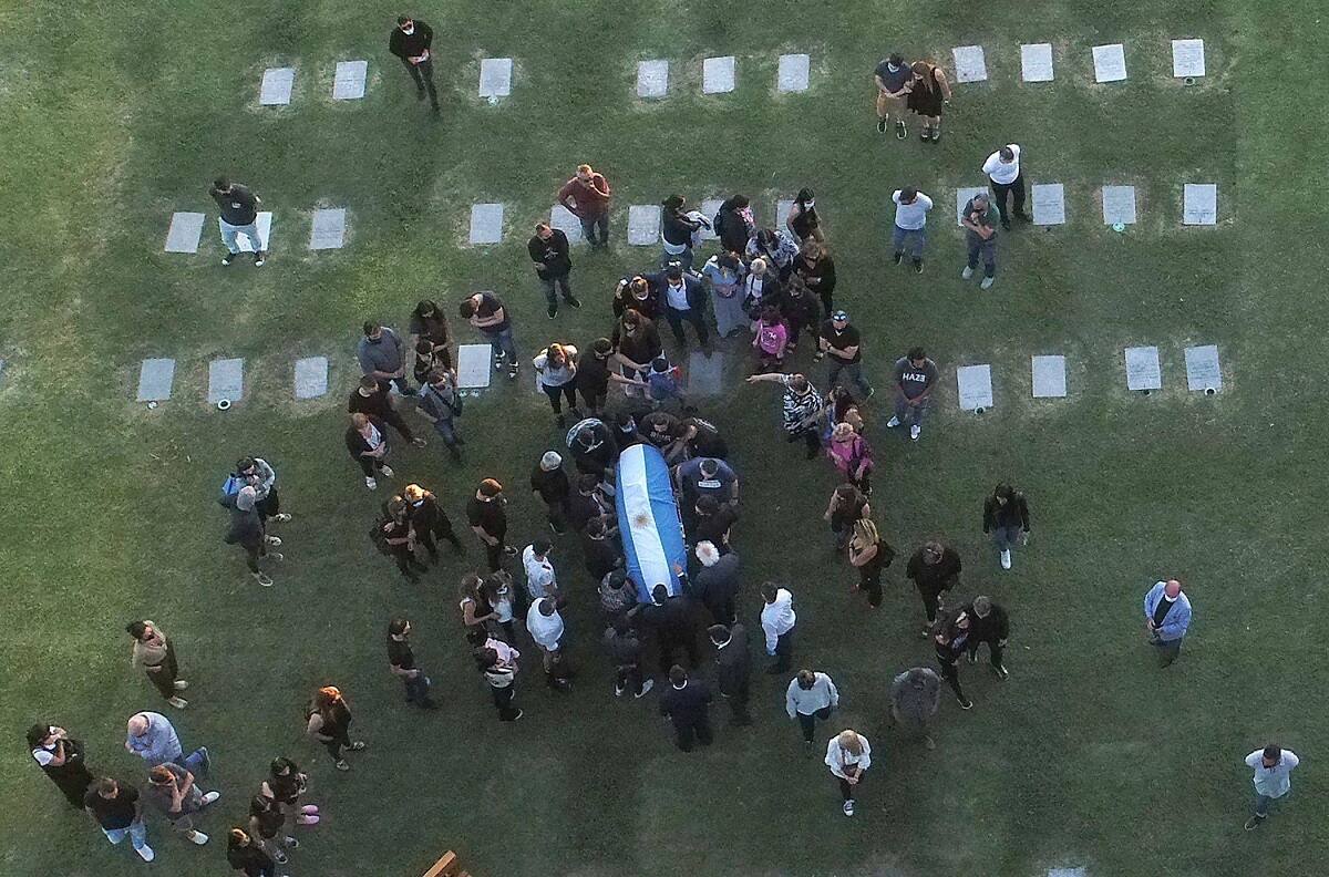 Revelan los dos mensajes escritos en la tumba de Diego Maradona