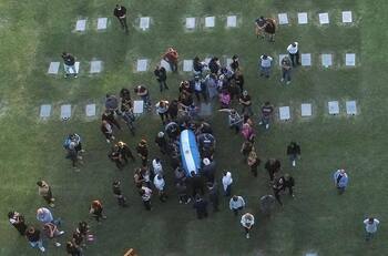 Revelan los dos mensajes escritos en la tumba de Diego Maradona