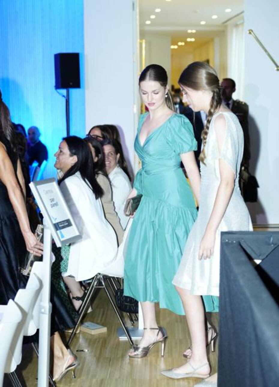 La princesa Leonor deslumbró en los premios Princesa de Girona con un top y falda de Cherubina verde.