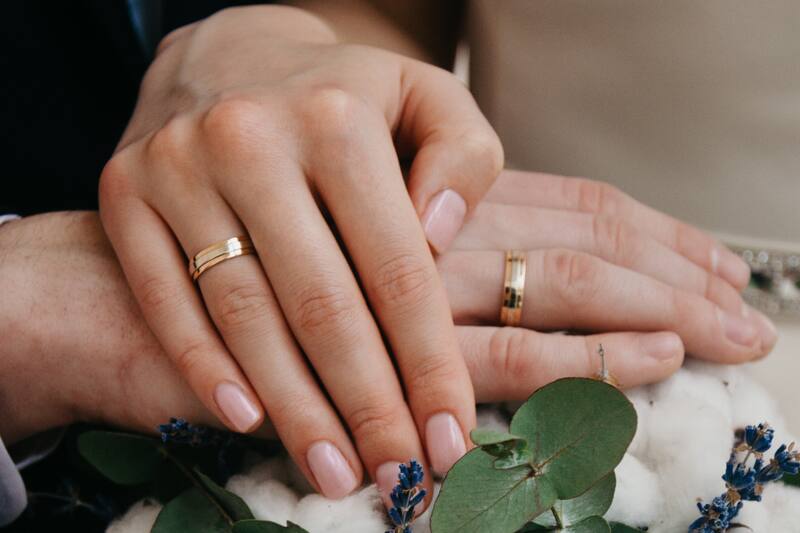 Además del Bono Bodas de Plata que se entrega a los 25 años de casados, existe un bono estatal para las Bodas de Oro para el aniversario número 50. Créditos: Canva.