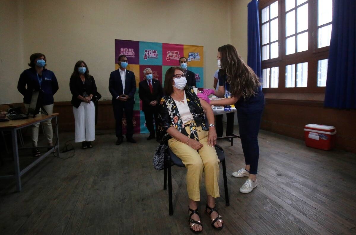 Vacunación COVID-19: comenzó inoculación de profesores y trabajadores de la educación