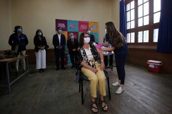 Vacunación COVID-19: comenzó inoculación de profesores y trabajadores de la educación