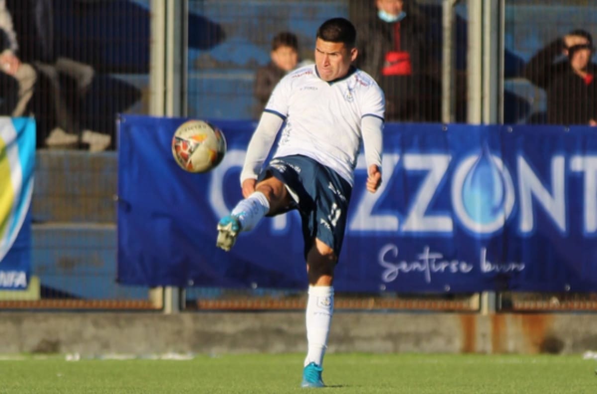 VIDEO | Se pasó: El golazo de mitad de cancha que le dio el triunfo a Naval sobre Comunal Cabrero