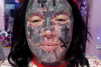 Tiene más de 800: Prohíben que madre ingrese al colegio donde estudia su hijo por ser adicta a los tatuajes