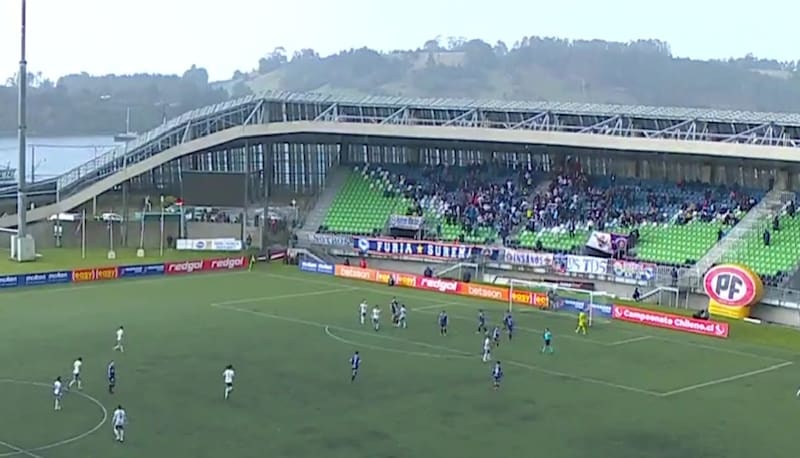 El Clásico bajo la lluvia en el Estadio Chinquihue.