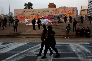 Nueva jornada de manifestaciones en Plaza Italia provoca cortes de tránsito en el centro de Santiago