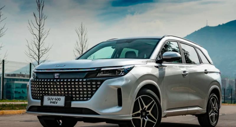 El cantante mostró su lujosa camioneta.