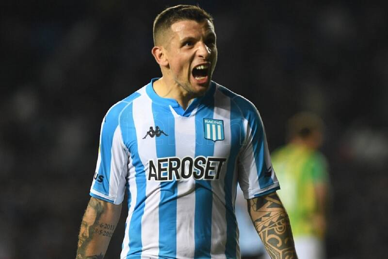 El mediocampista estaría en disputa con el plantel de Racing por "lio de faldas".