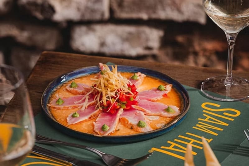 Este bar de Barrio Italia es un imperdible para una cita romántica o una junta con amigos. Foto: Instagram Siam Thai Chile.