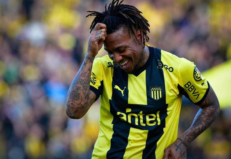 Abel Hernández jugando con la camiseta de Peñarol.