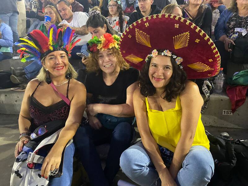 Fans esperando a Alejandro Fernández en Viña 2023