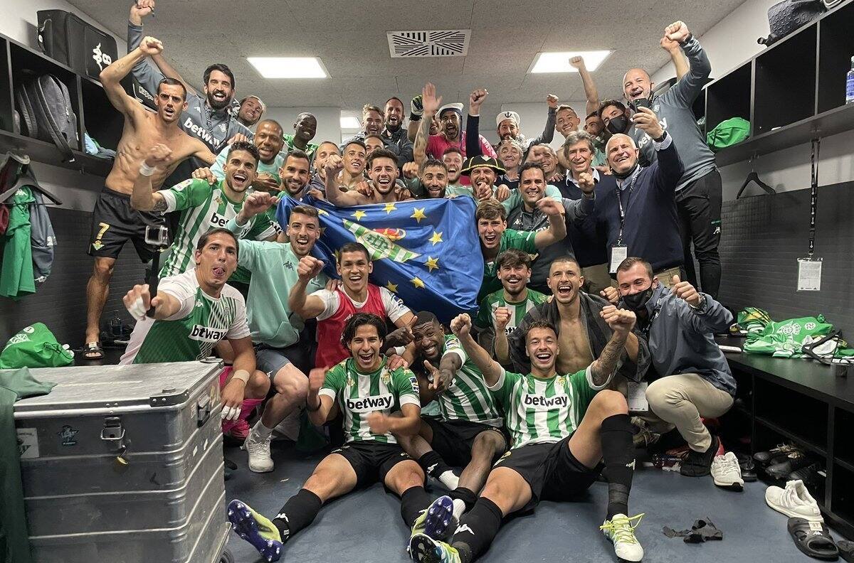 Así celebraron Claudio Bravo y Manuel Pellegrini la clasificación a la Europa League