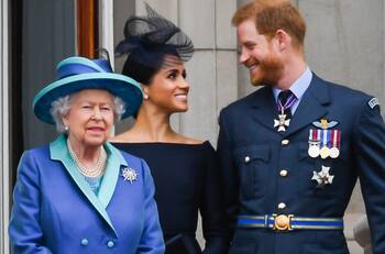 La reina Isabel y la familia real felicitaron a Meghan Markle y al príncipe Harry por la llegada de su hija