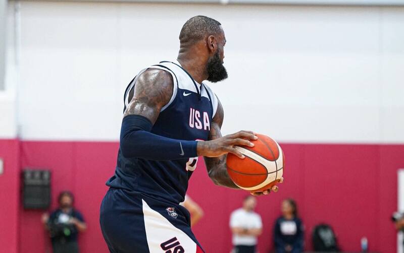 El integrante del Dream team será el primer basquetbolista masculino en ser abanderado por E.E.U.U en una cita olímpica. Créditos: @kingjames.